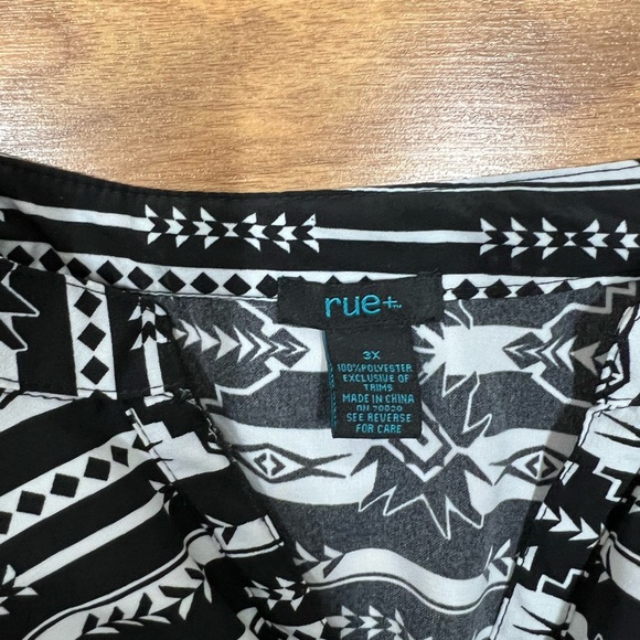 Plus size black and white patterned tunic dress fits 1x - Picture 5 of 5